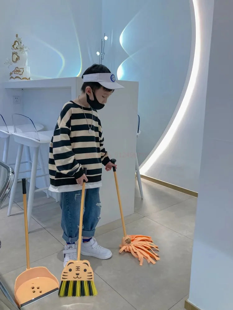 Mini speelgoed schoonmaakset met bezem, dweil en stoffer