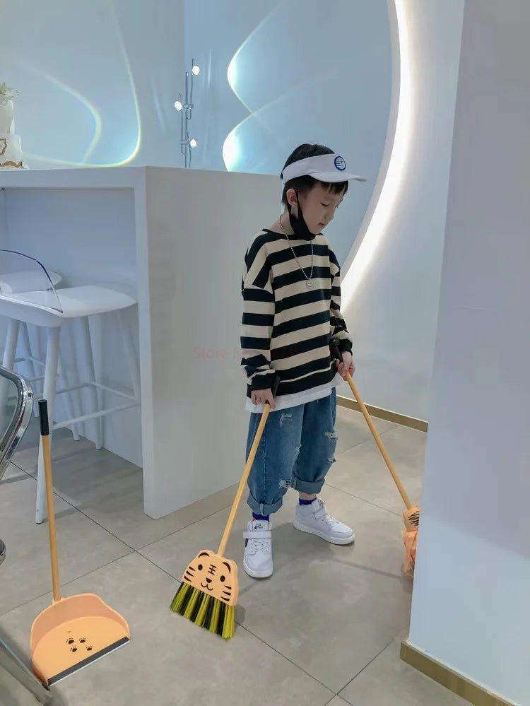 Mini speelgoed schoonmaakset met bezem, dweil en stoffer